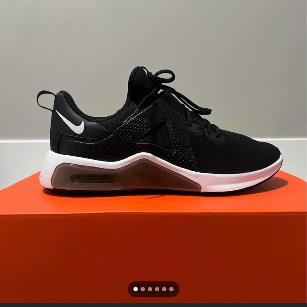 Brand new Nike Bella TR 5